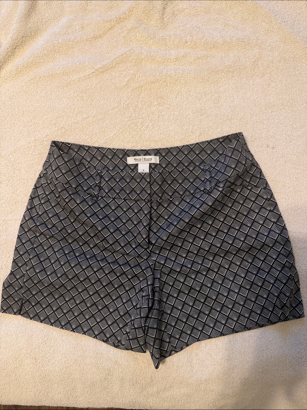 White House Black Market Black & White Geometric Print Shorts Sz 0 EC